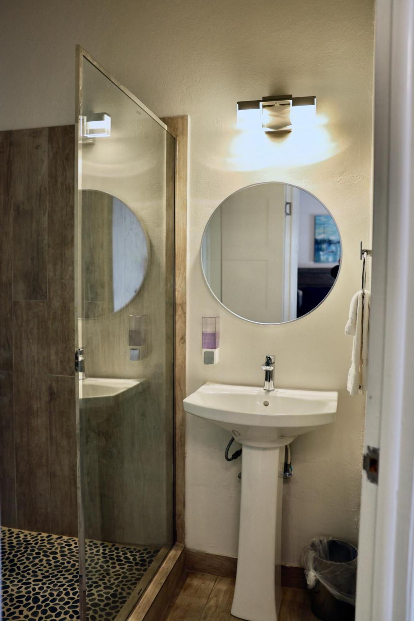 ホテル The Moxy English Harbour エクステリア 写真