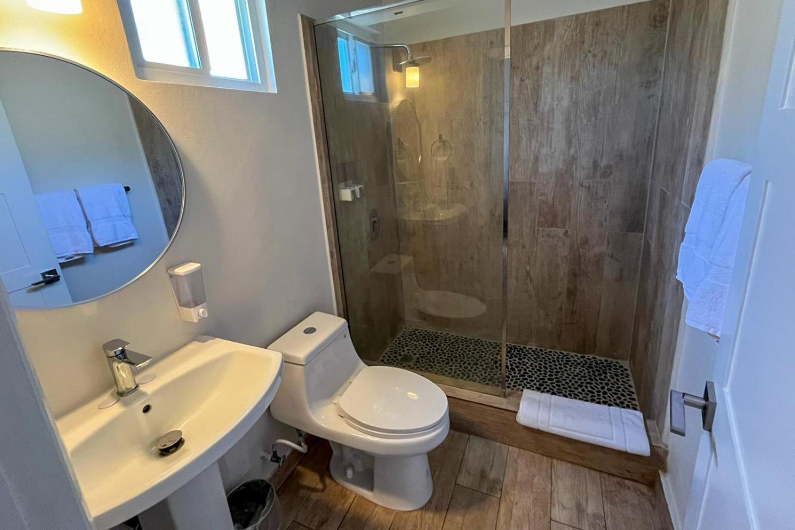 ホテル The Moxy English Harbour エクステリア 写真