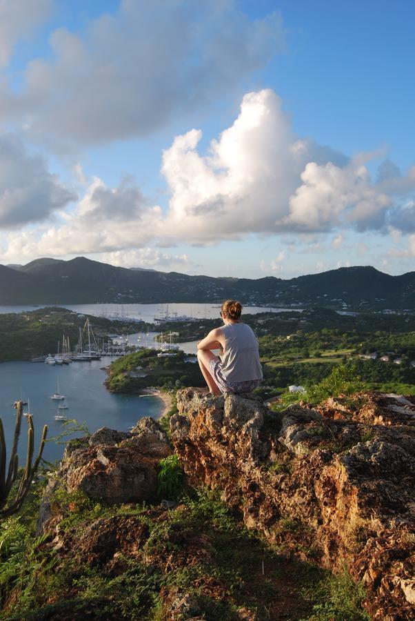 ホテル The Moxy English Harbour エクステリア 写真